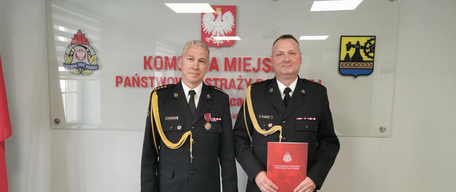 Komendant Korzeniewski w mundurze galowym wraz z Zastępcą Haberką w mundurze galowym 