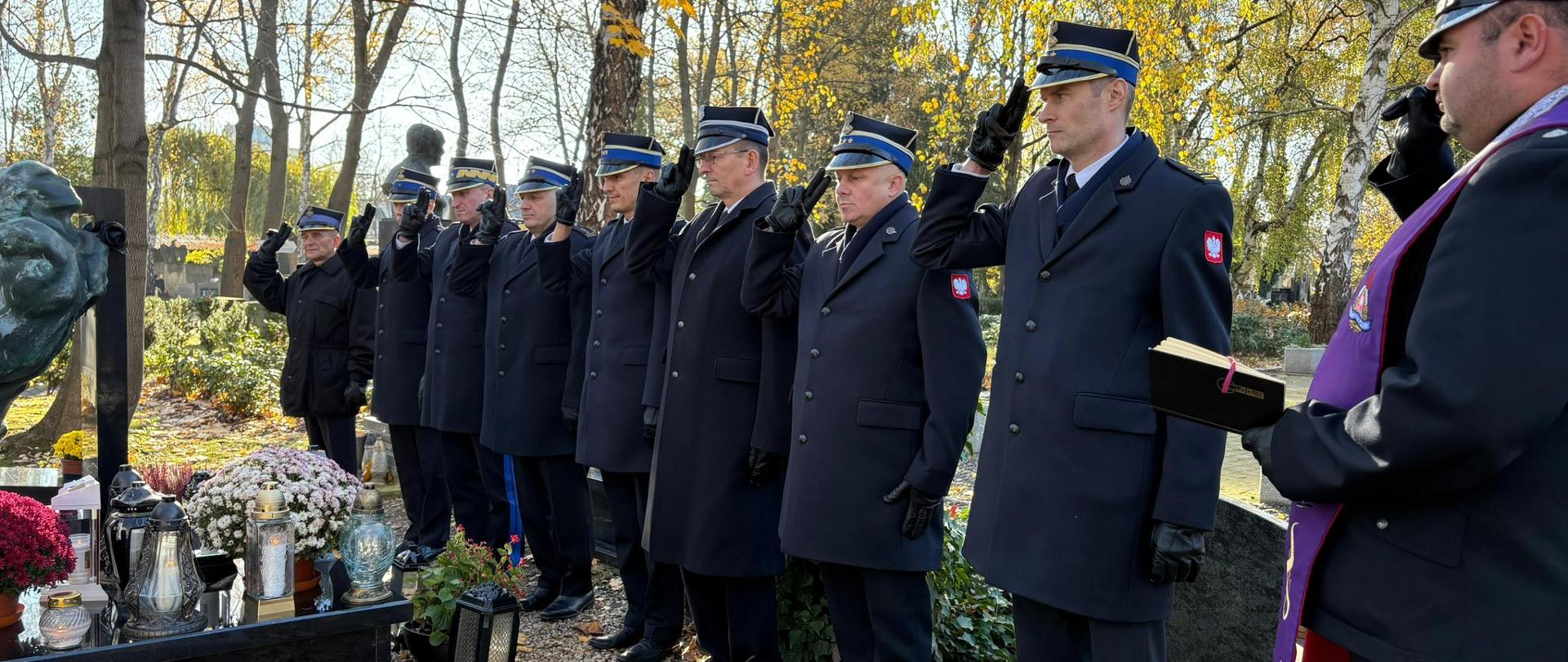 wspomnienie strażaków , którzy odeszli na wieczną służbę.