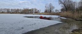 Ćwiczenia z ratownictwa lodowego. Dwóch strażaków KP PSP w Ciechanowie podczas ćwiczeń na zbiorniku KRUBIN wykorzystujący specjalistyczny sprzęt