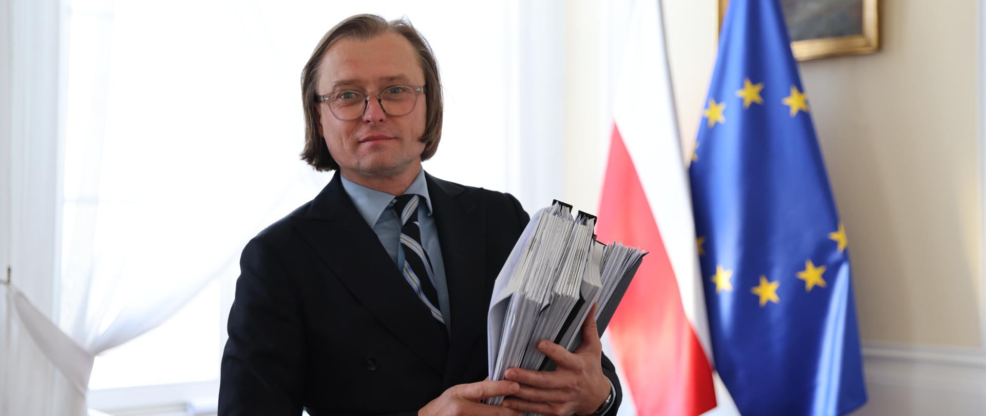 Na zdjęciu widać mężczyznę