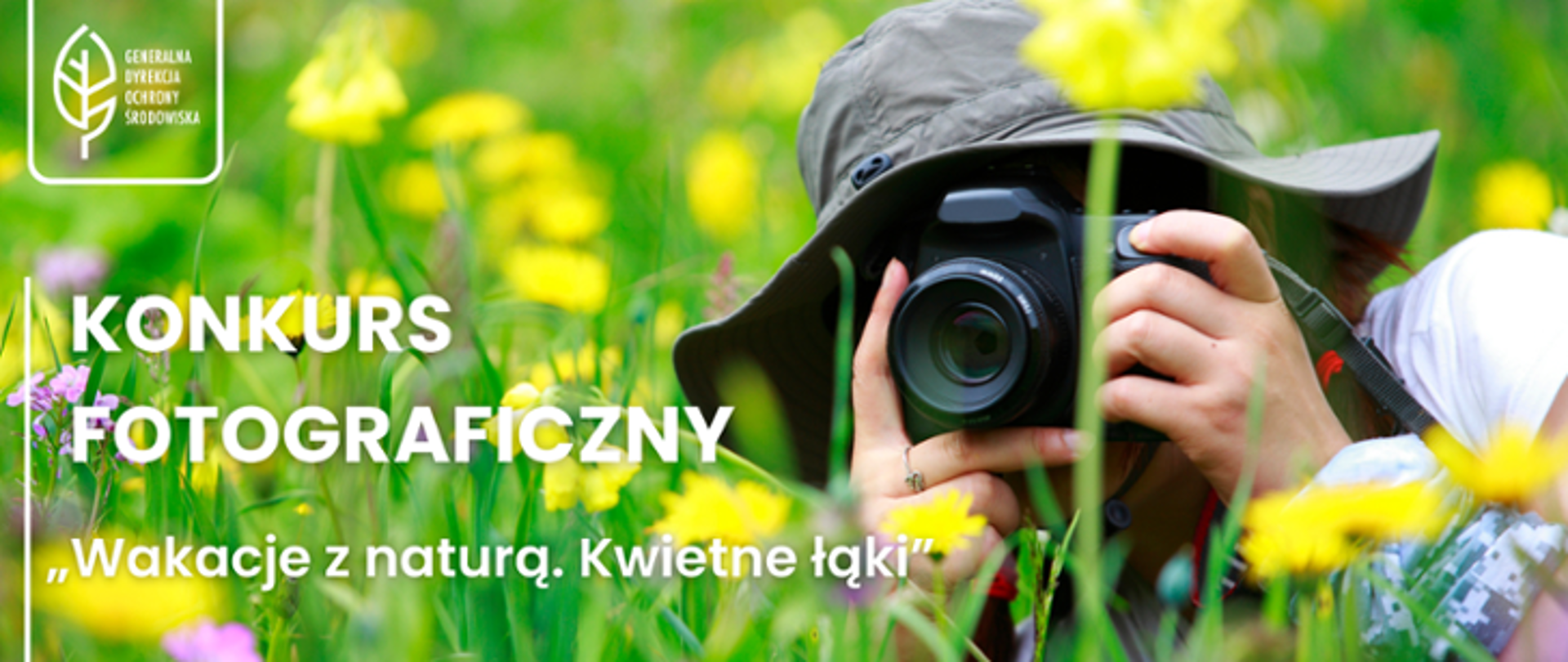 Grafika przedstawia plakat informujący o konkursie fotograficznym zatytułowanym „Wakacje z naturą. Kwietne łąki”, organizowanym przez Generalną Dyrekcję Ochrony Środowiska, której logo widoczne jest w lewym górnym rogu. Głównym elementem wizualnym jest postać fotografa ukryta wśród bujnej, zielonej roślinności i żółtych kwiatów. Osoba ta, ubrana w kapelusz z rondem, trzyma przy oku profesjonalny aparat fotograficzny. Całość kompozycji ma naturalny, letni charakter, a białe napisy po lewej stronie kontrastują z soczystym, zielono-żółtym tłem łąki.