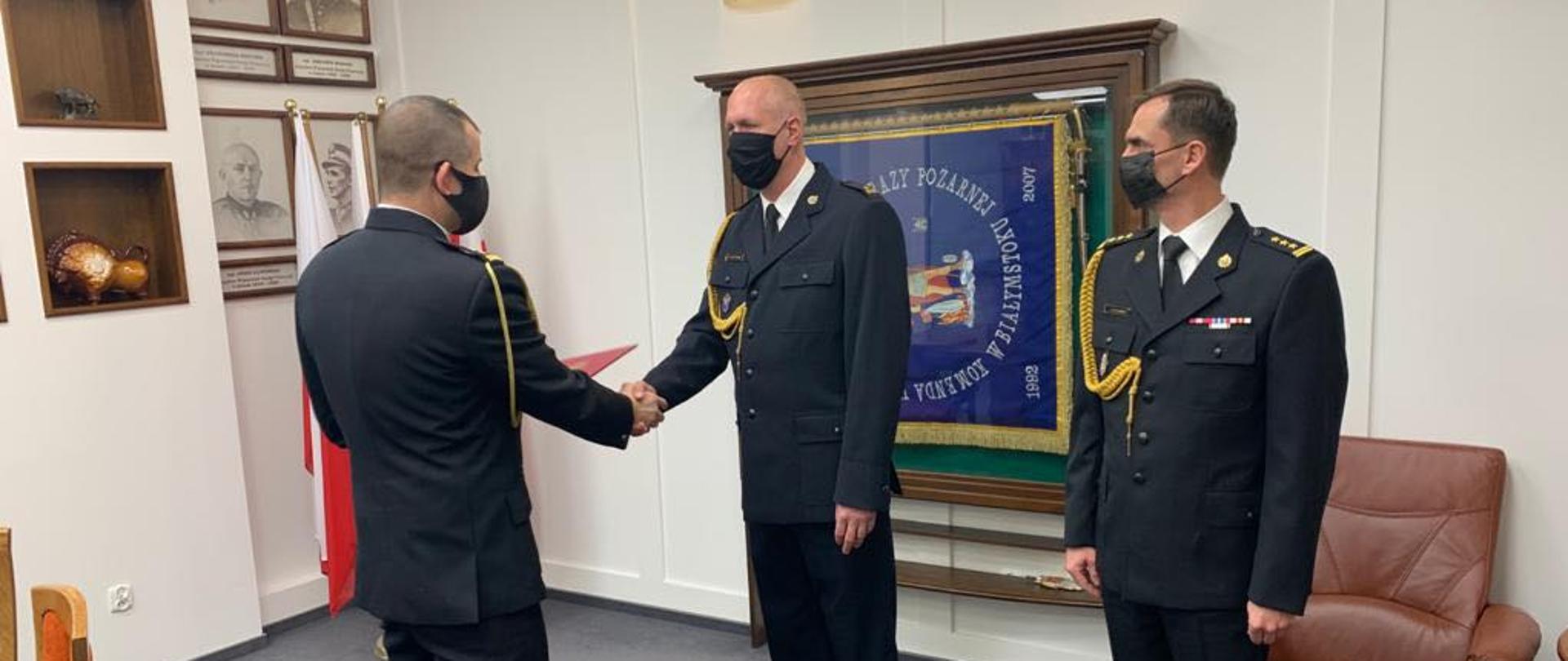 Akt powołania nowego Zastępcy Komendanta Miejskiego PSP w Białymstoku wręczył Podlaski Komendant Wojewódzki Państwowej Straży Pożarnej bryg. mgr Sebastian Zdanowicz