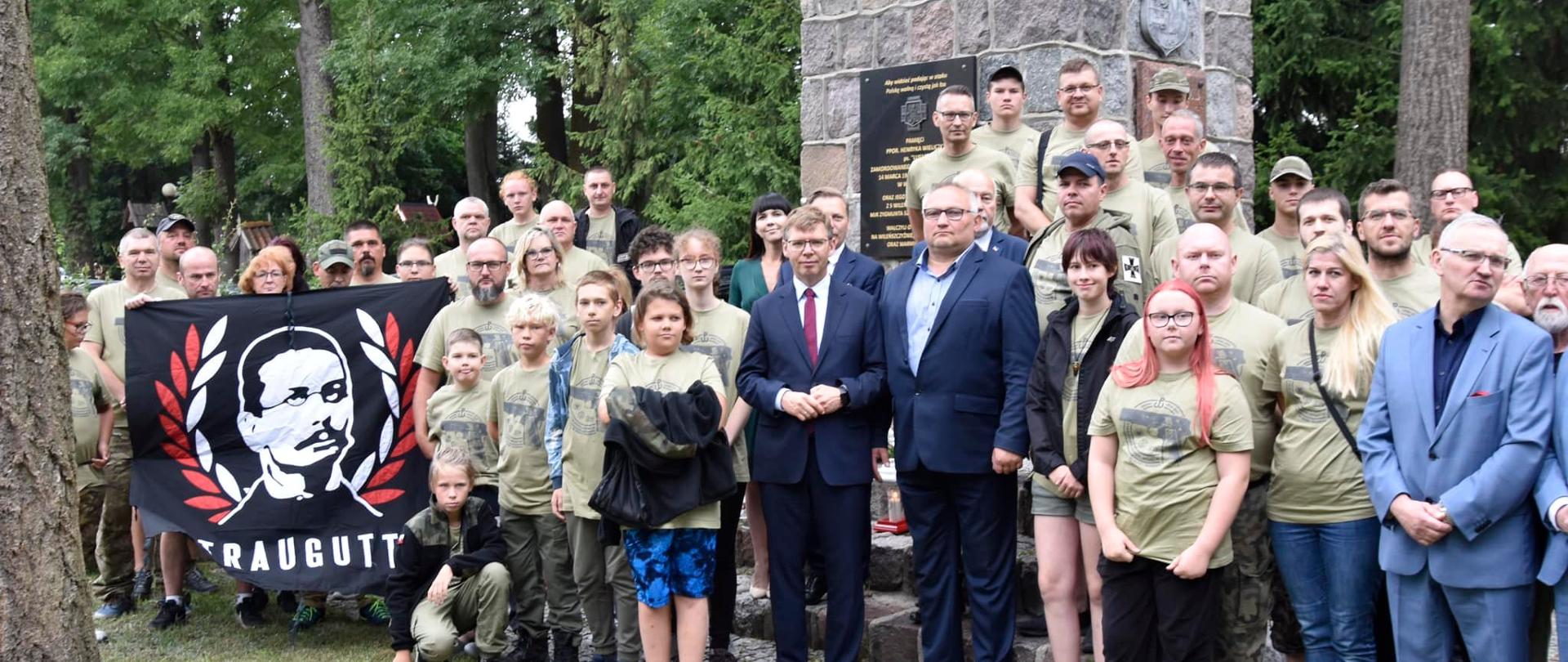 Wojewoda i harcerze stoją przy pomniku 
