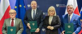 Na zdjęciu minister klimatu i środowiska Paulina Henning-Kloska członkowie zarządu NFOŚiGW Roberta Gajda, Paweł Augustyn, Józef Matysiak. Zdjęcie grupowe.