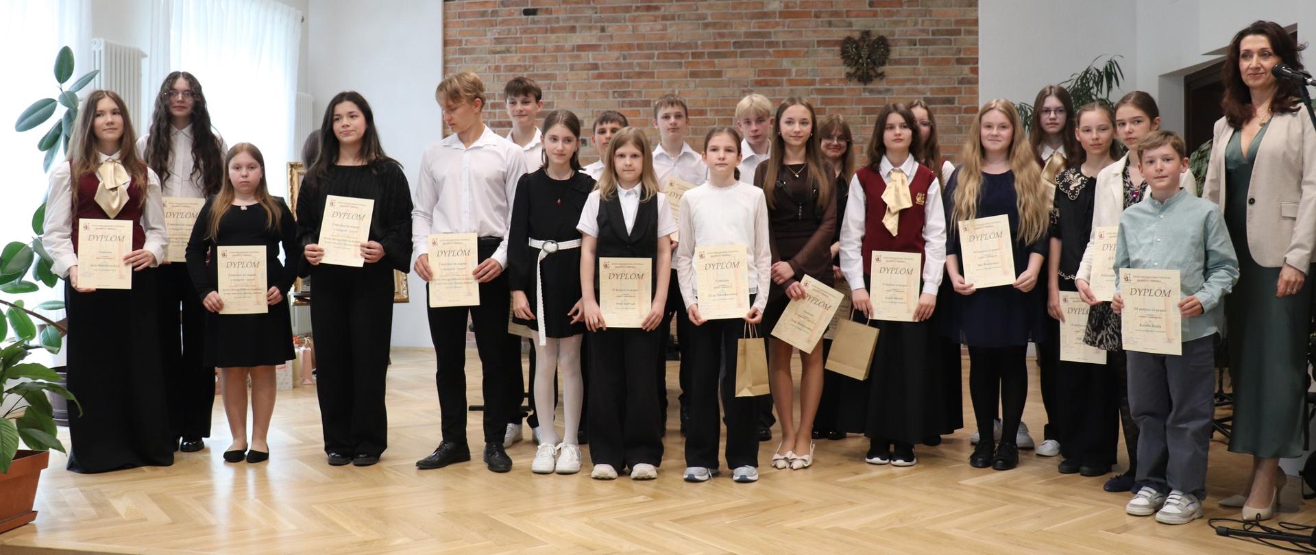 Fotografie z koncertu laureatów Miechowskiego Festiwalu Młodych Muzyków 2026 przedstawiają występy młodych artystów oraz uroczyste wręczenie dyplomów i nagród