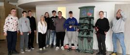 grupa uczniów przed grą laser-tag w Świdnicy - nagroda za wyniki i frekwencję