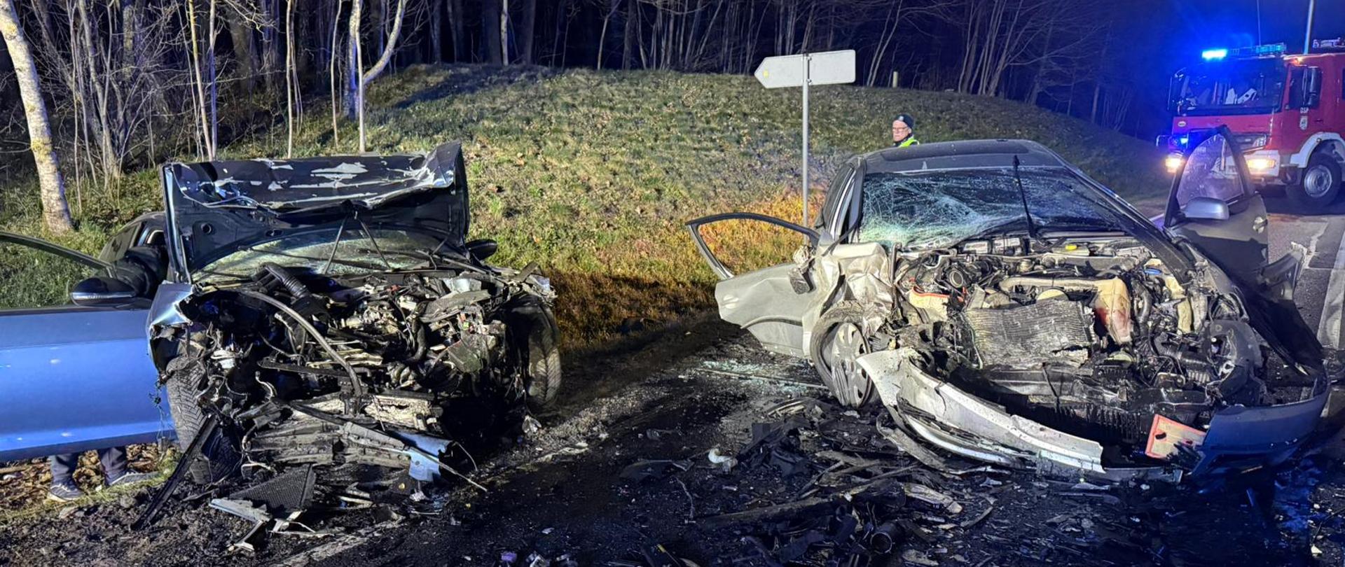 Dwa uszkodzone pojazdy na drodze