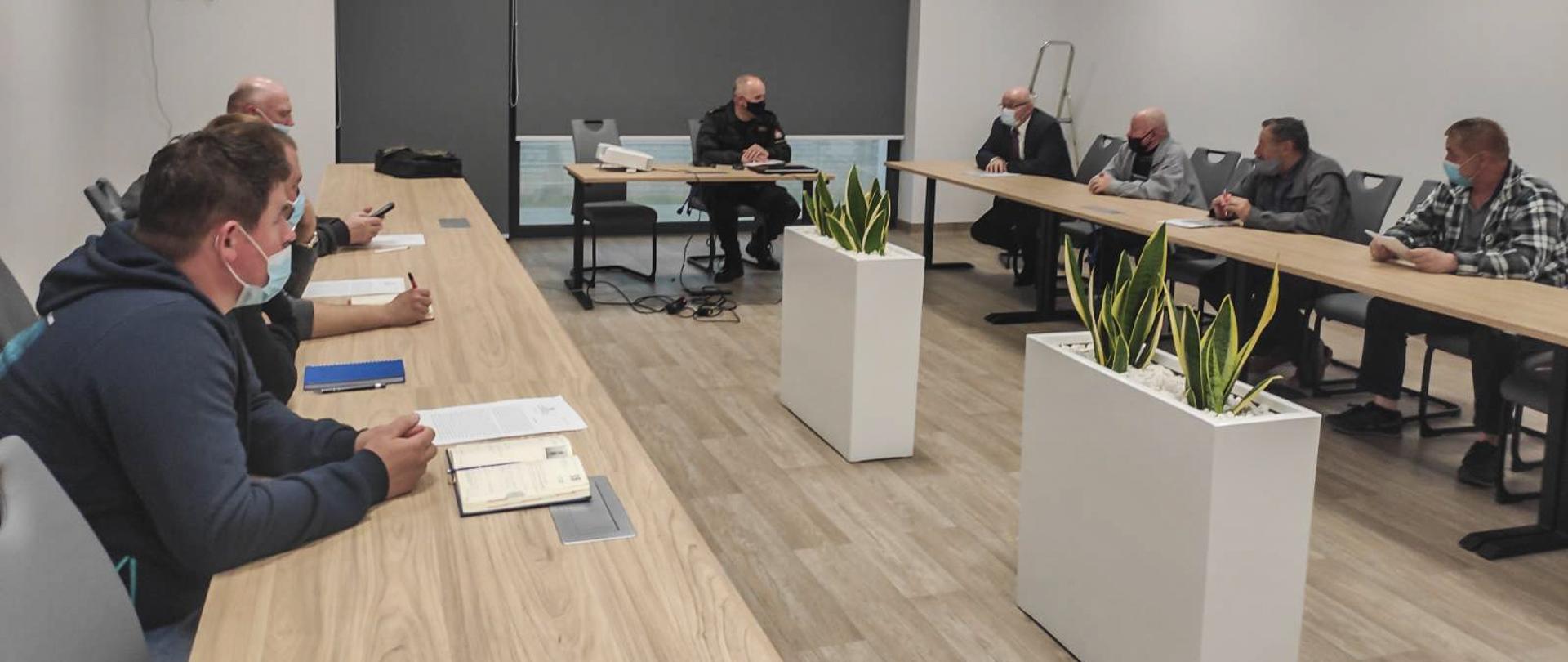 Konsultacje ustawy o osp na terenie powiatu skierniewickiego - zdjęcie przedstawia spotkanie komendanta miejskiego z druhami osp.