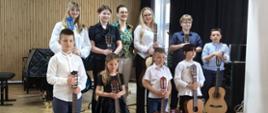 Galeria 9 zdjęć z koncertu uczniów klasy gitary, który odbył się 29 maja w auli Państwowej Szkoły Muzycznej w Kłodzku. Fotografie przedstawiają młodych gitarzystów podczas występów oraz wyjątkową atmosferę muzycznego spotkania.