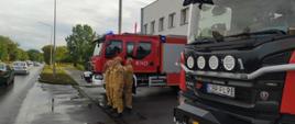 Zdjęcie przedstawia strażaków przed budynkiem KP PSP w Brodnicy. Strażacy oddają hołd poległym i biorącym udział w Powstaniu Warszawskim. Obok strażaków wozy gaśnicze Jednostki Ratowniczo-Gaśniczej.