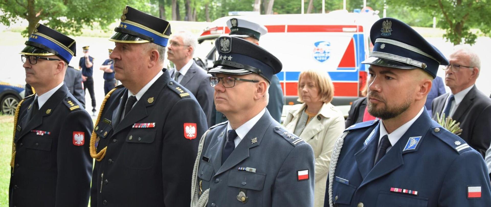 Na zdjęciu 4 osoby w mundurach różnych służb mundurowych