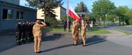 Zdjęcie przedstawia pododdziały podczas uroczystego podniesienia flagi państwowej. 