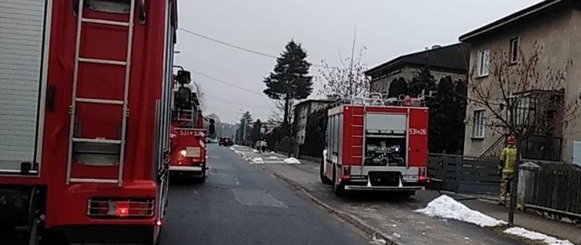 Samochody pożarnicze podczas akcji.