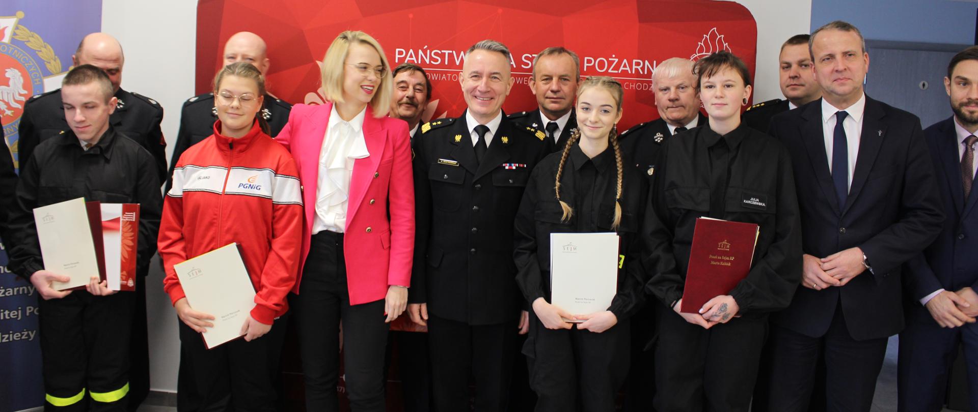 Zdjęcia przedstawia uczestników uroczystej zbiórki podczas wręczania promes dla MDP