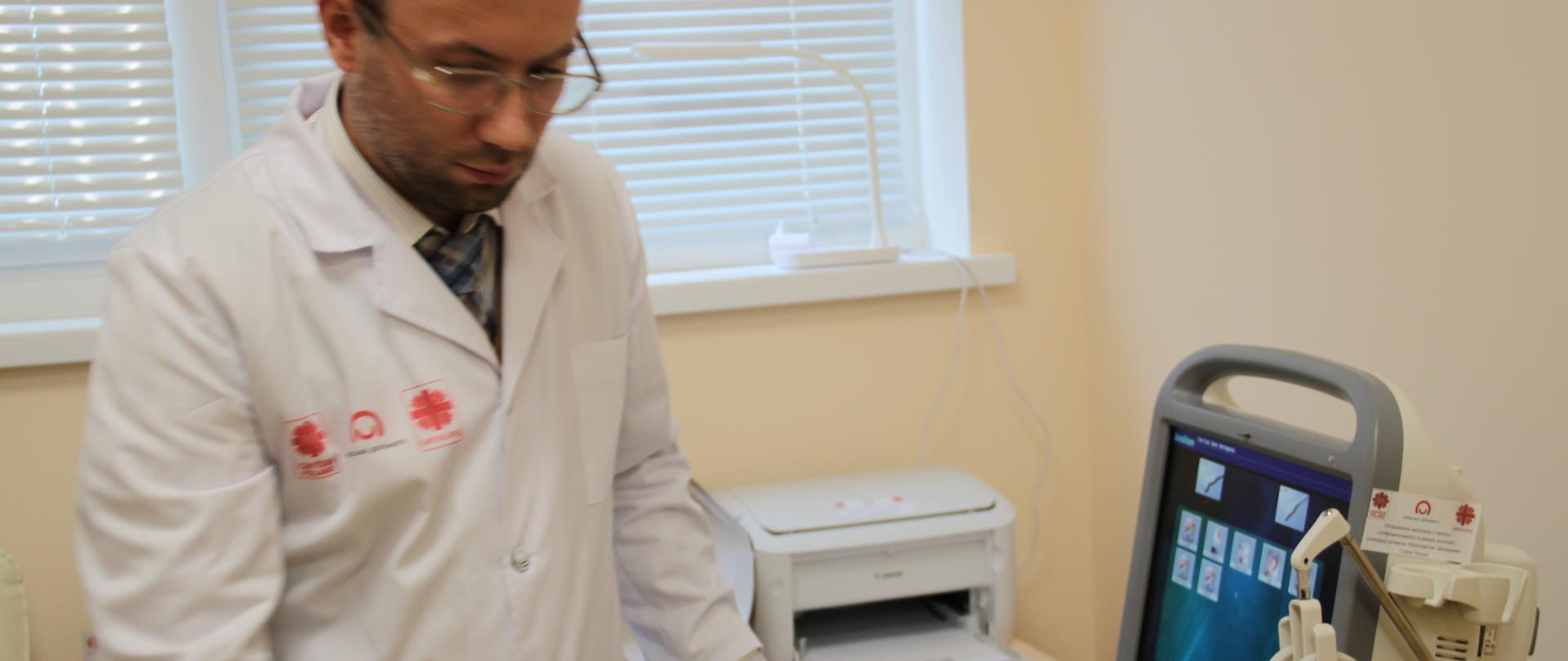 Lekarz stojący w gabinecie lekarskim