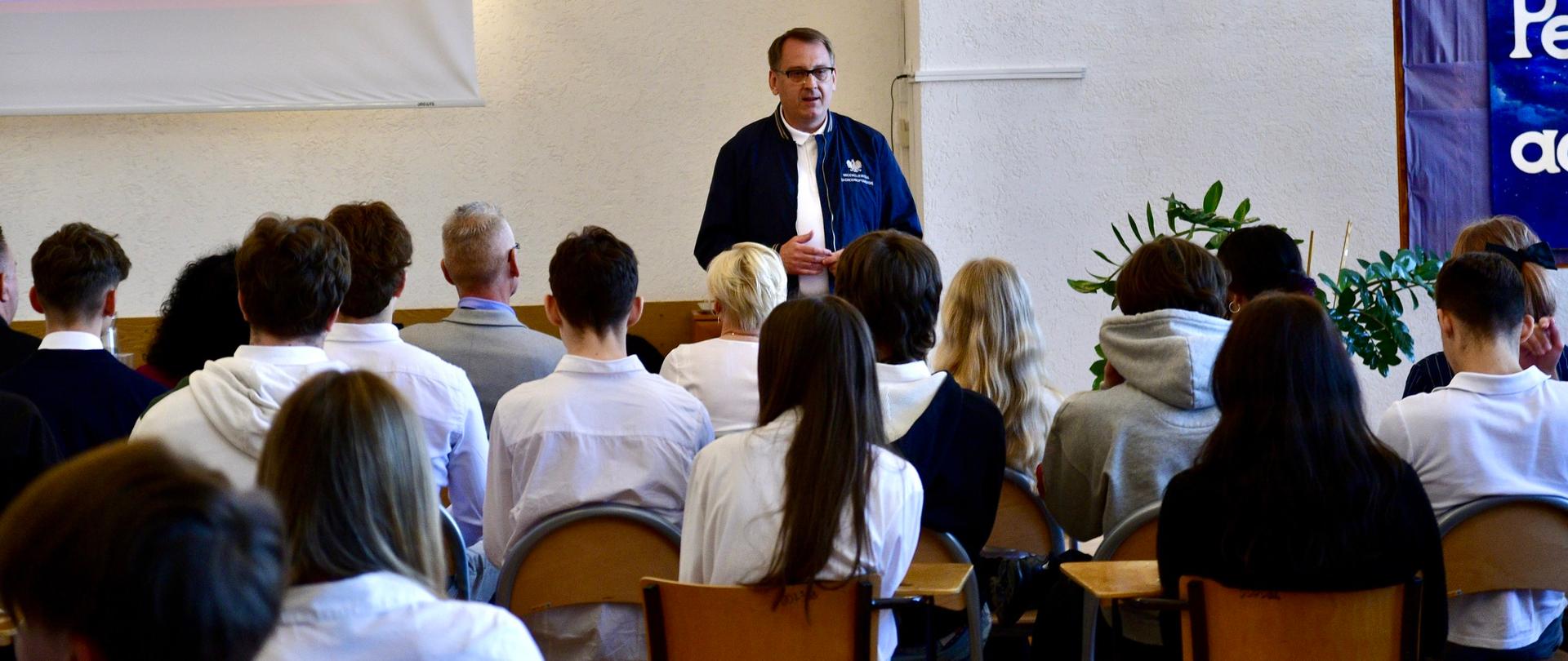 wicewojewoda Dawid Krystek prowadzi lekcję obywatelską 