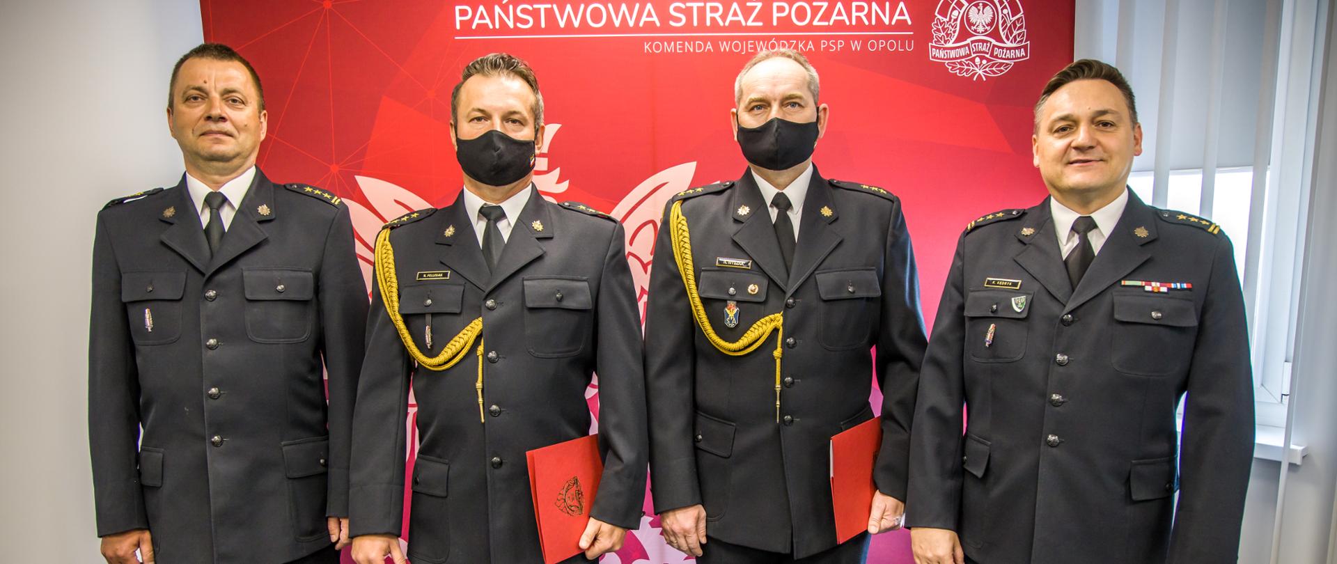 Zdjęcie przedstawia uroczystość mianowania na stanowisko naczelnika wydziału operacyjnego KW PSP Opole st. kpt. Romanowi Felusiakowi wraz z powierzeniem obowiązków zastępcy naczelnika wydziału operacyjnego KW PSP Opole kpt. Romanowi Wyszce. W uroczystości uczestniczył st. bryg. Krzysztof Kędryk Opolski Komendant Wojewódzki PSP w Opolu oraz st. bryg. Arkadiusz Kuśmierski Zastępca Opolskiego Komendanta Wojewódzkiego PSP w Opolu oraz pracownicy wydziału operacyjnego.