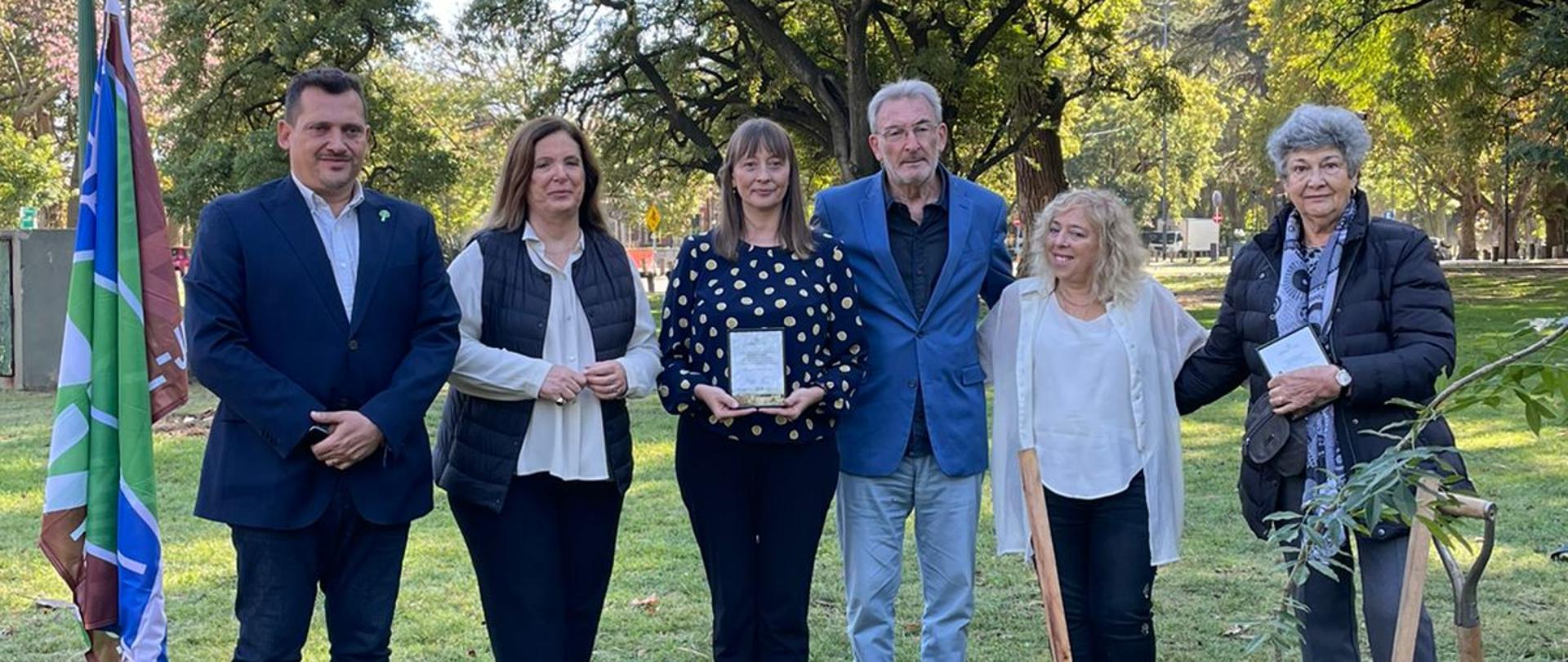 "Dla mnie, gdy myślę o tym co symbolizuje sadzenie drzewa pierwszą rzeczą, która przychodzi mi do głowy, jest dawanie życia, jego początek. Tak samo ważny jak umieszczenie korzeni w ziemi, aby drzewo mogło się odżywiać, rosnąć, mieć liście i mocne oparcie”. – powiedziała Aleksandra Piątkowska.