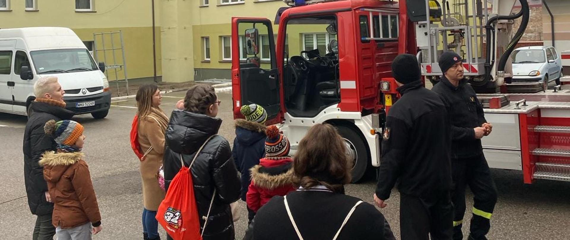 Strażacy prezentują samochody pożarnicze i ich wyposażenie. Pokaz odbywa się podczas finału Wielkiej Orkiestry Świątecznej Pomocy na placu Komendy.