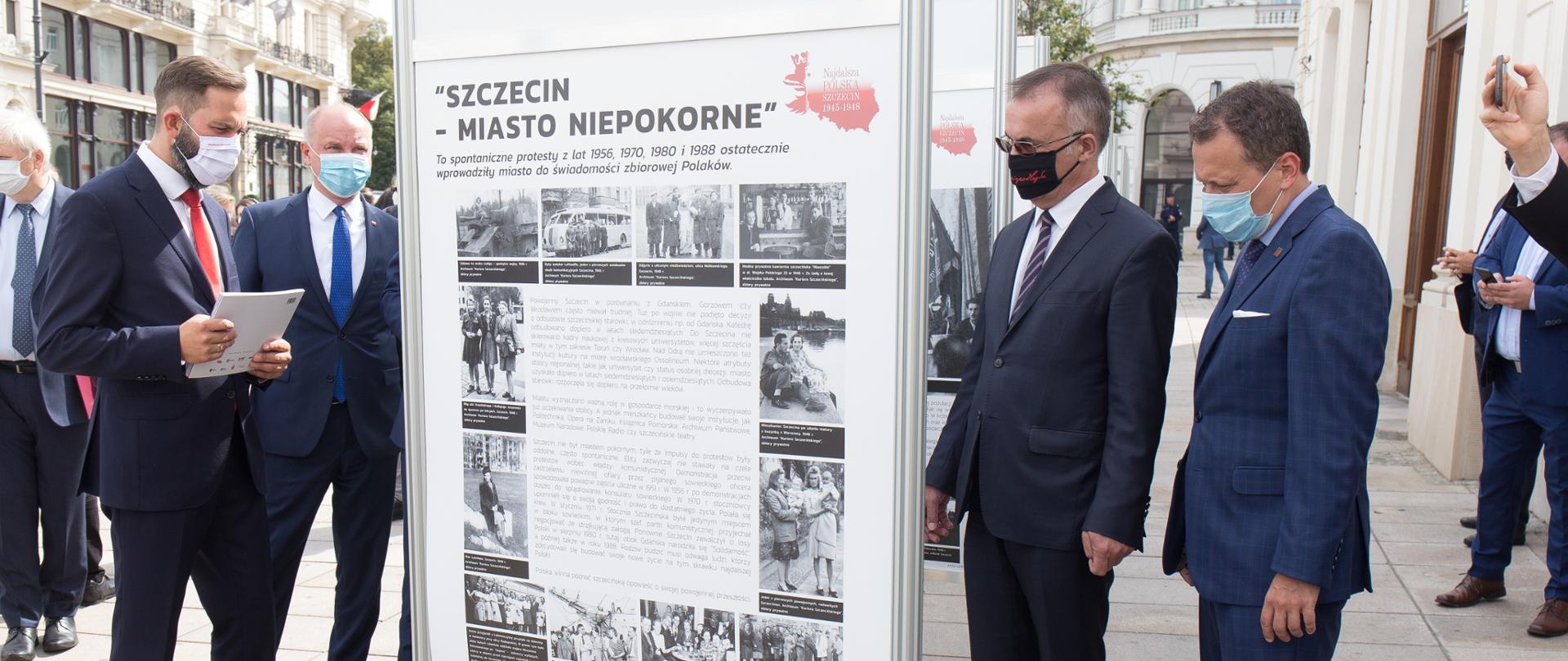 Wystawa „Najdalsza Polska. Szczecin 1945-1948” przed Kordegardą, fot. Jacek Łagowski