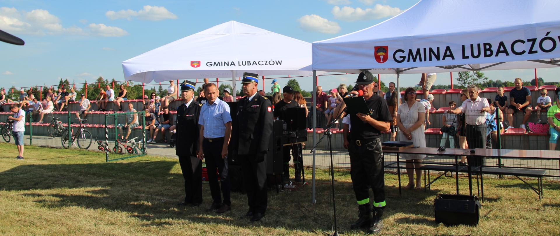 Zdjęcie przedstawia Zastępcę Podkarpackiego Komendanta Wojewódzkiego st. bryg. Janusza Jabłońskiego, wraz z Komendantem Powiatowym PSP w Lubaczowie mł. bryg. Wojciechem Wus oraz Wójtem Gminy Lubaczów Wiesławem Kaplem.