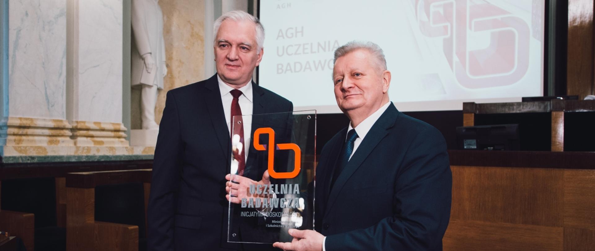 Minister Gowin wręcza władzom uczelni pamiątkową tablicę