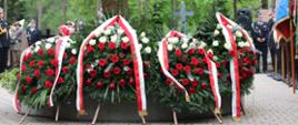 Okolicznościowe wieńce z biało- czerwonych róż, przepasane biało-czerwonymi wstążkami, na których umieszczono informację o osobie (urzędzie) składającej hołd. 
