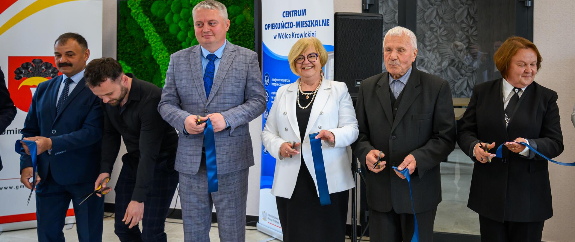 Zdjęcie przedstawia uczestników uroczystości otwarcia centrum opiekuńczo-mieszkalnego w Wólce Krowickiej