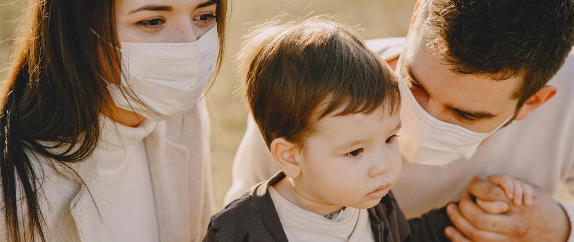 Rodzina za zdjęciu. Mama, tata i dziecko.