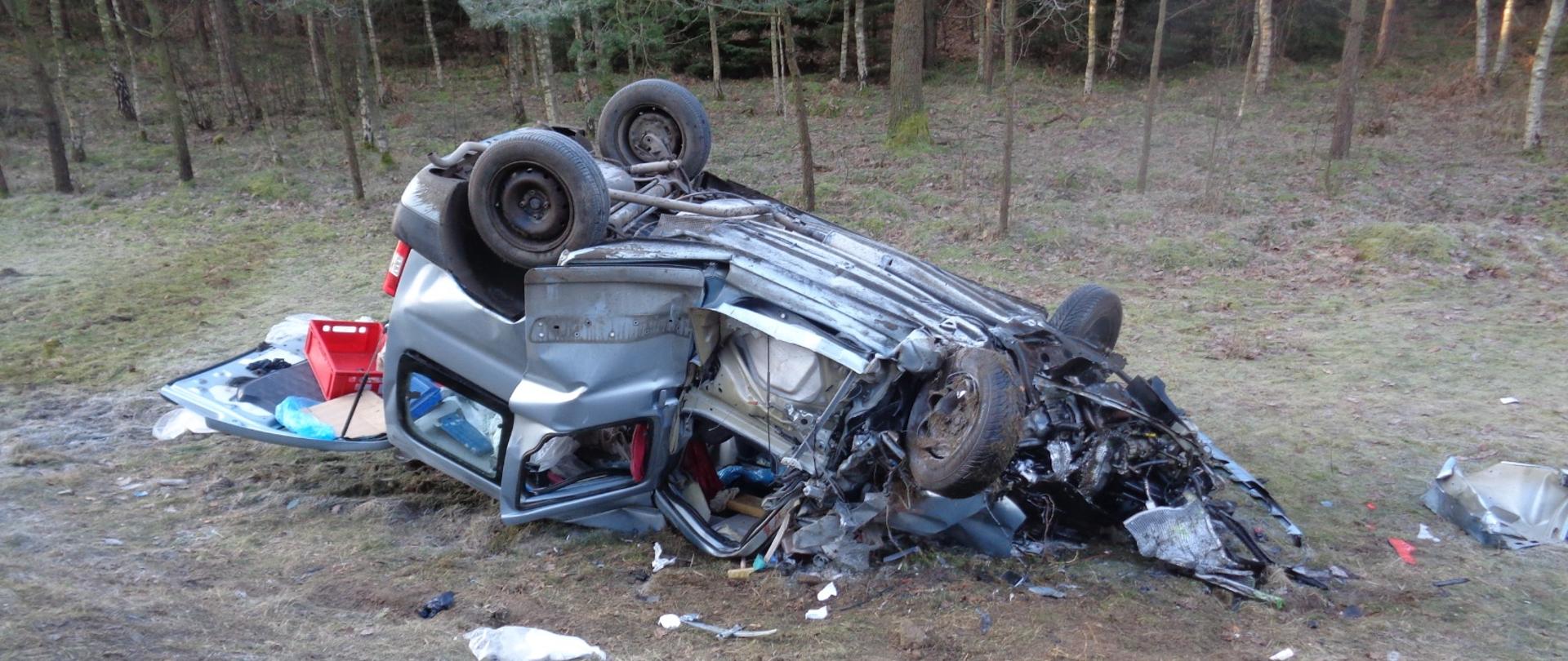 Wypadek na DK 11. Wrak samochodu osobowego.