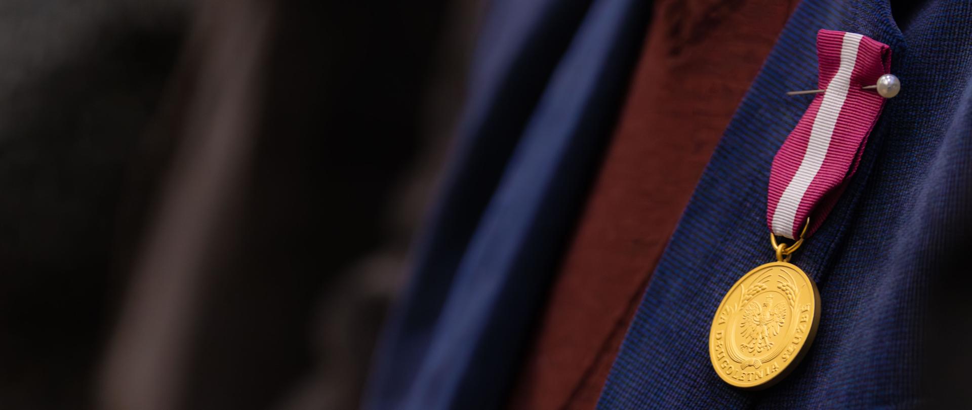 zbliżenie na odznaczenie