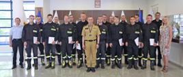 Grupowe zdjęcie uczestników szkolenia (16 funkcjonariuszy PSP) w towarzystwie Zastępcy Komendanta Centralnej Szkoły PSP, pracownicy wydziału szkoleń specjalistycznych i współpracy międzynarodowej, naczelnika wydziału technicznego oraz zastępcy wydziału szkoleń specjalistycznych i współpracy międzynarodowej
