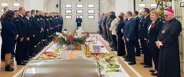Komendant Miejski składający życzenia świąteczne strażakom oraz zaproszonym gościom. 