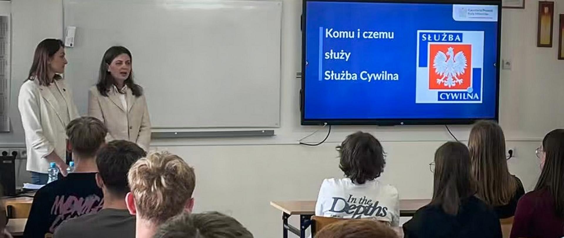 Ambasadorzy służby cywilnej prowadzą lekcje w szkole