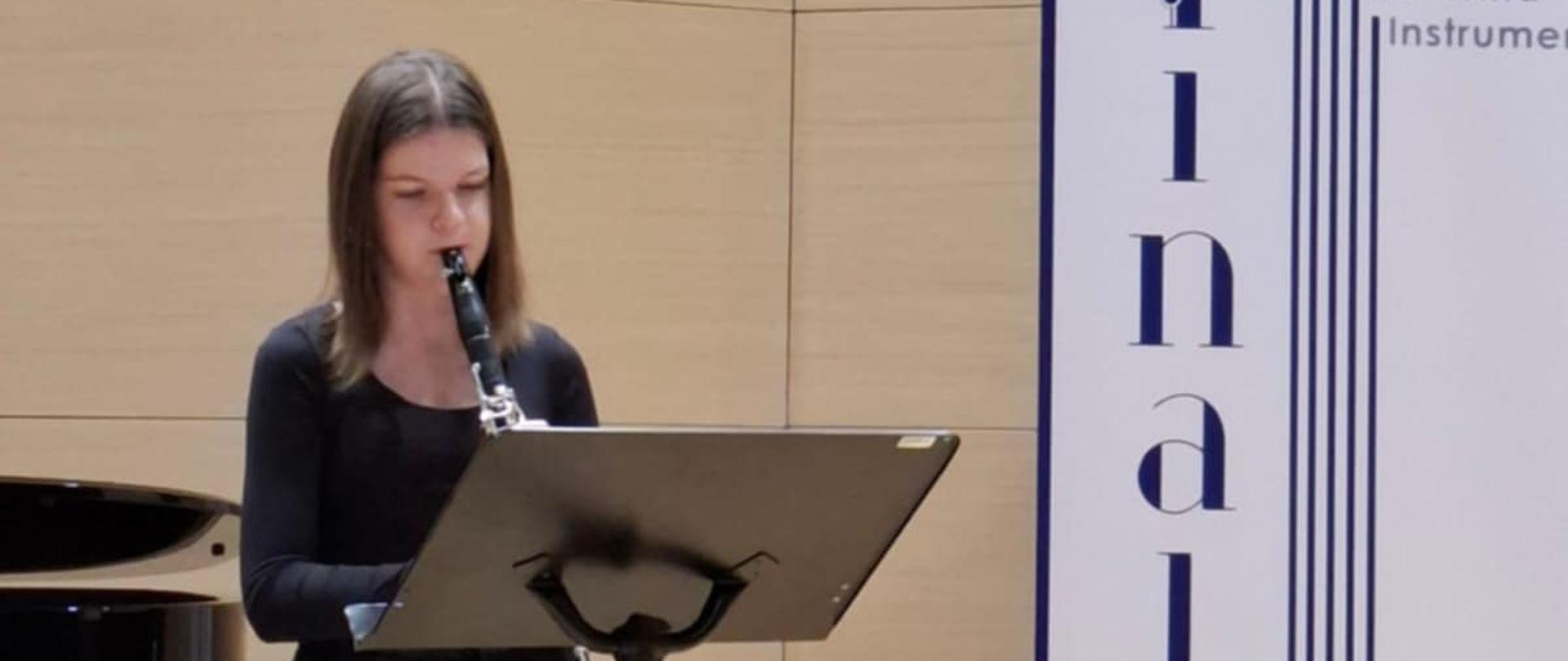 Zuzia Wziętek grająca na klarnecie podczas występu na szóstym Międzynarodowym Konkursie Instrumentów Dętych Finalis w Białymstoku.