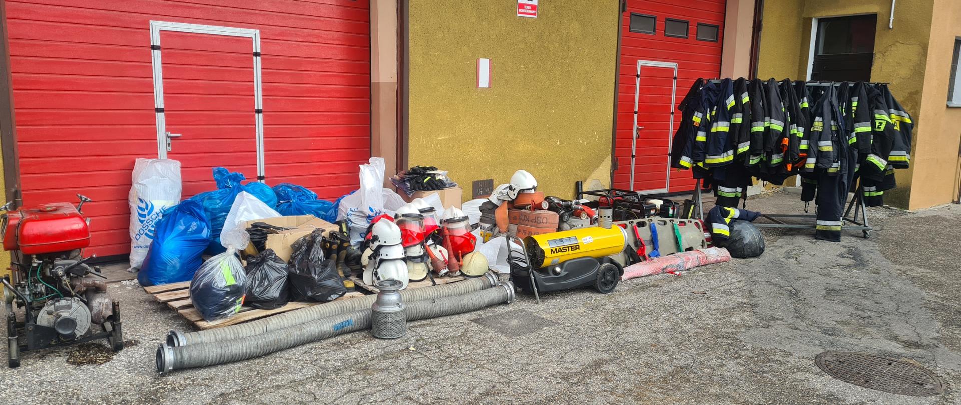 sprzęt pożarniczy zgrupowany przed budynkiem Państwowej Straży Pożarnej w Kozienicach