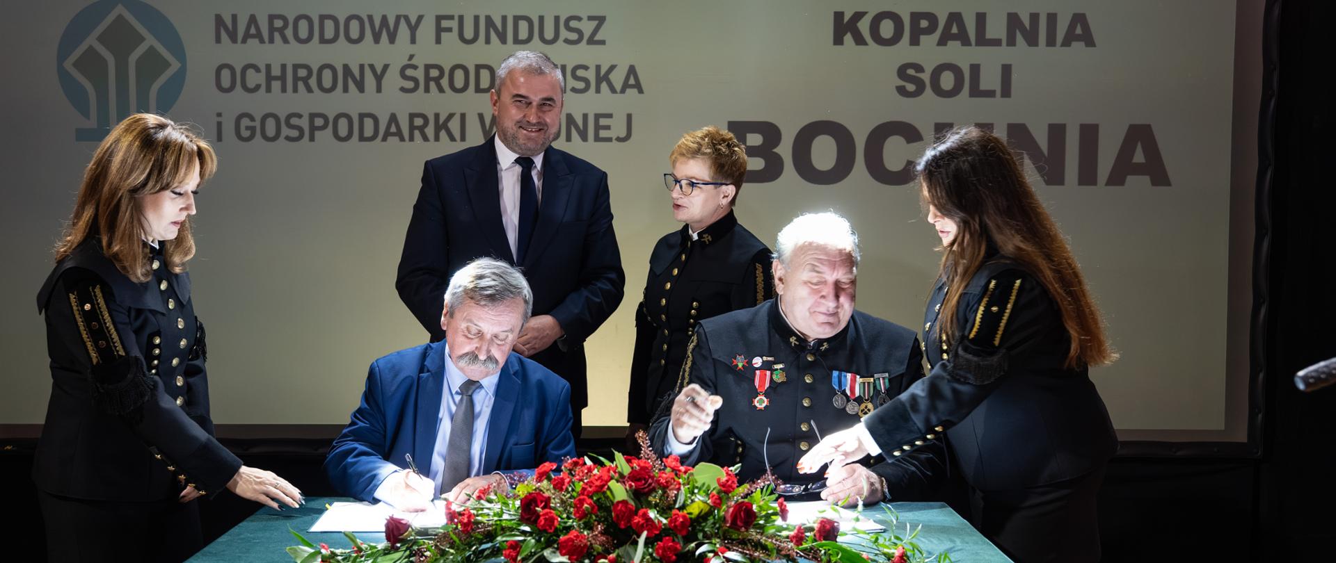 Józef Matysiak, zastępca prezesa zarządu NFOŚiGW i Krzysztof Zięba, prezes zarządu Kopalni Soli Bochnia podczas podpisywania umowy.