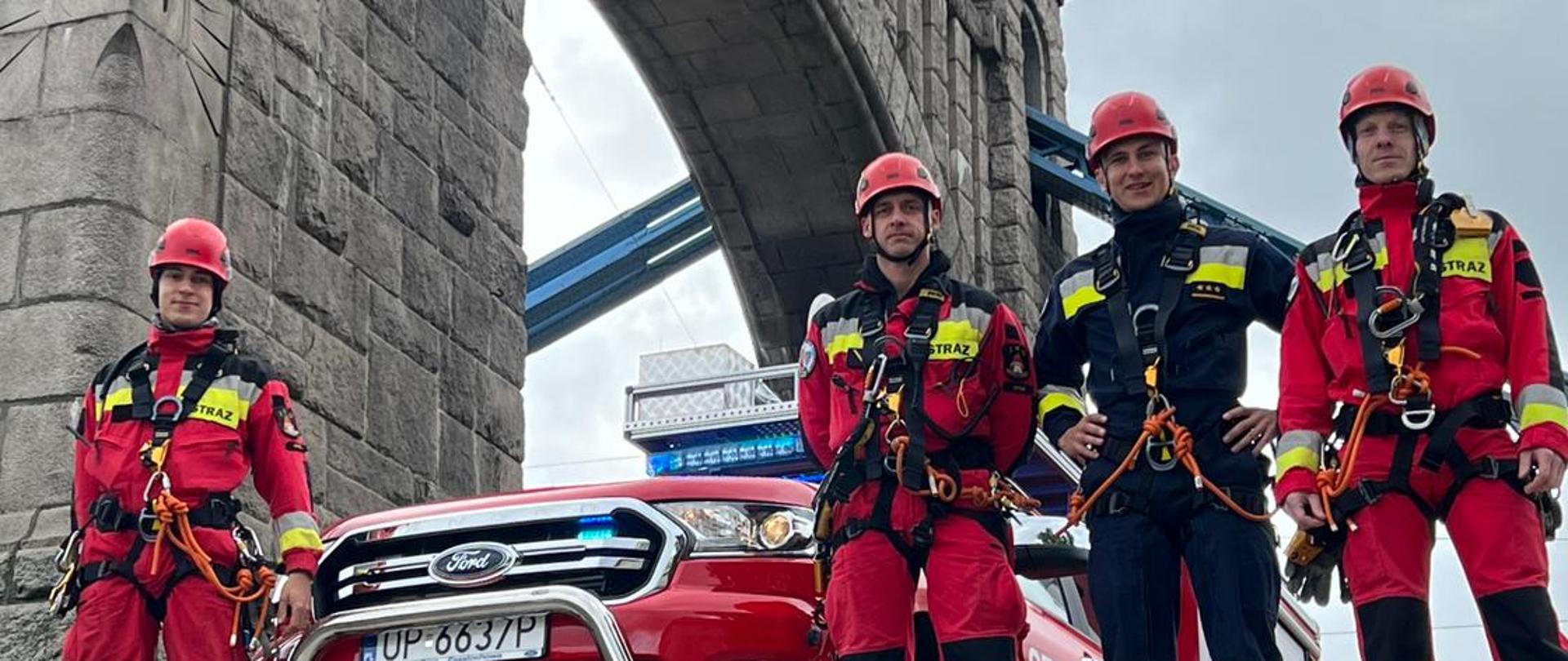 Strażacy przygotowują się do wykonania ćwiczenia