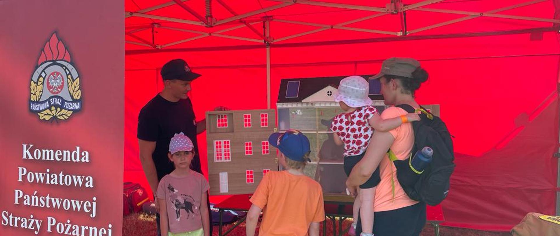 Zdjęcie przedstawia strażaka podczas prewencji społecznej.