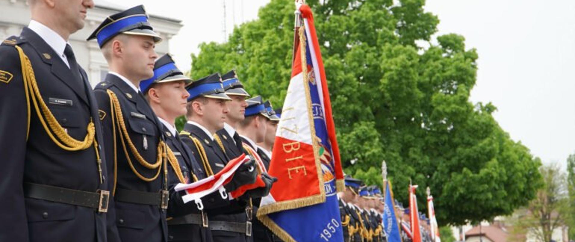 Podkarpaccy strażacy ze sztandarem podczas Wojewódzkich obchodów Dnia Strażaka 