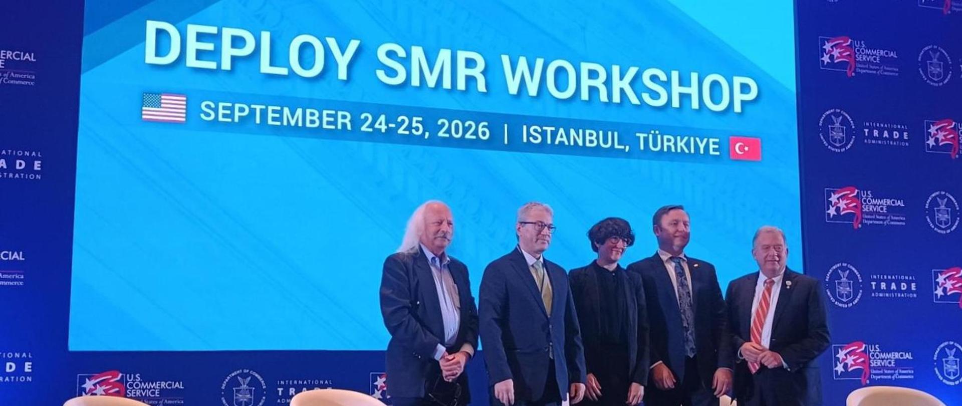 The photo shows the participants of the debate.