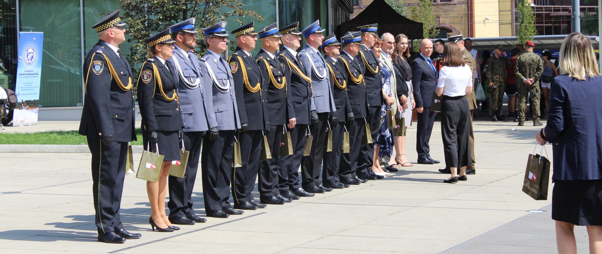 Zaproszeni goście odbierający podziękowania za przybycie na uroczystość