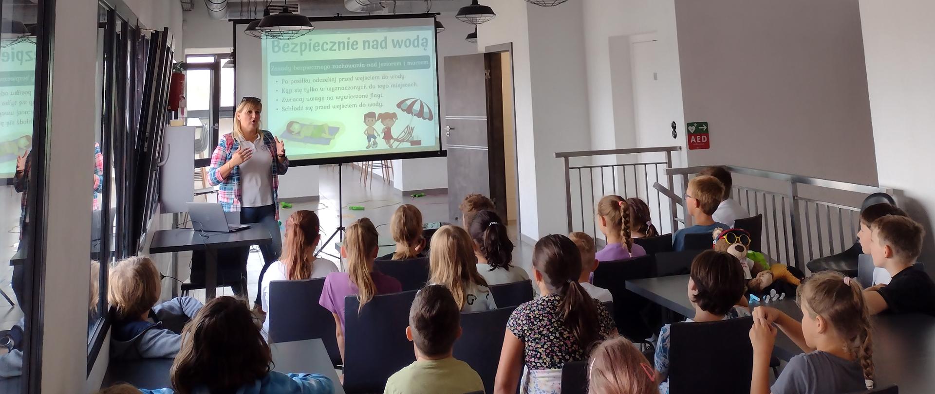 Zajęcia edukacyjne dla dzieci uczestniczących w półkoloniach organizowanych przez Klub Sportowy "Skarpa Bytom"