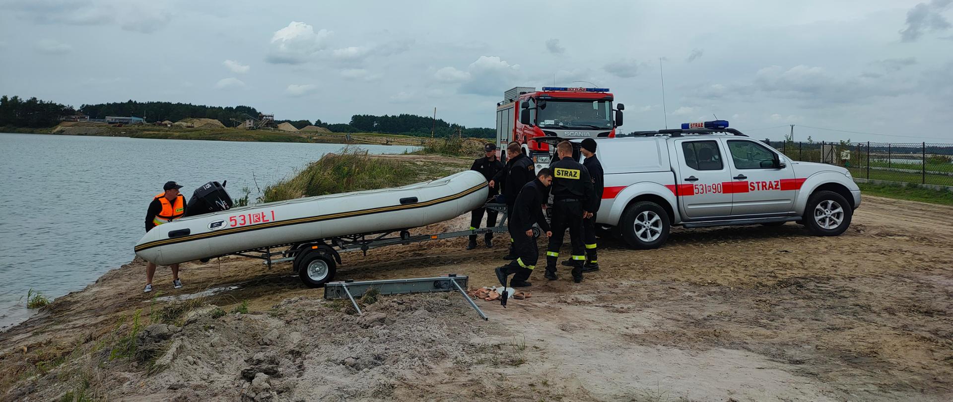 Ćwiczenia z ratownictwa wodnego, wodowanie pontonu.