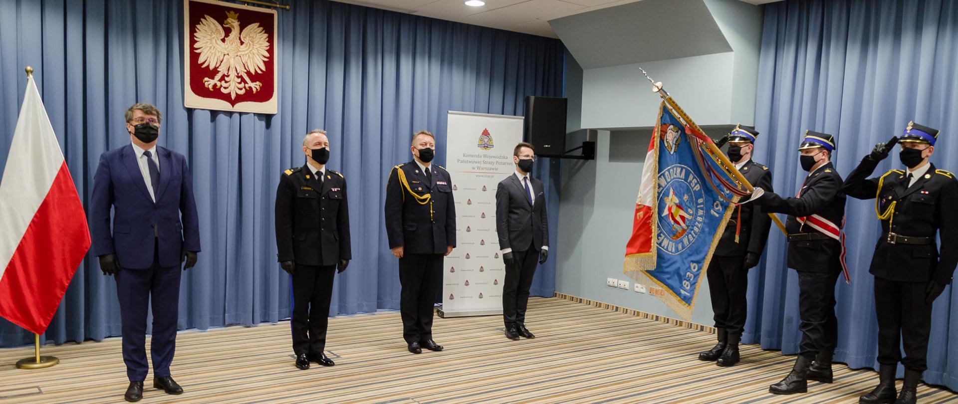 Na zdjęciu Maciej Wąsik wiceminister spraw wewnętrznych i administracji, Radosław Fogiel poseł na Sejm RP, nadbryg. Andrzej Bartkowiak komendant główny PSP,
st. bryg. Jarosław Nowosielski mazowiecki komendant wojewódzki PSP oraz poczet sztandarowy.