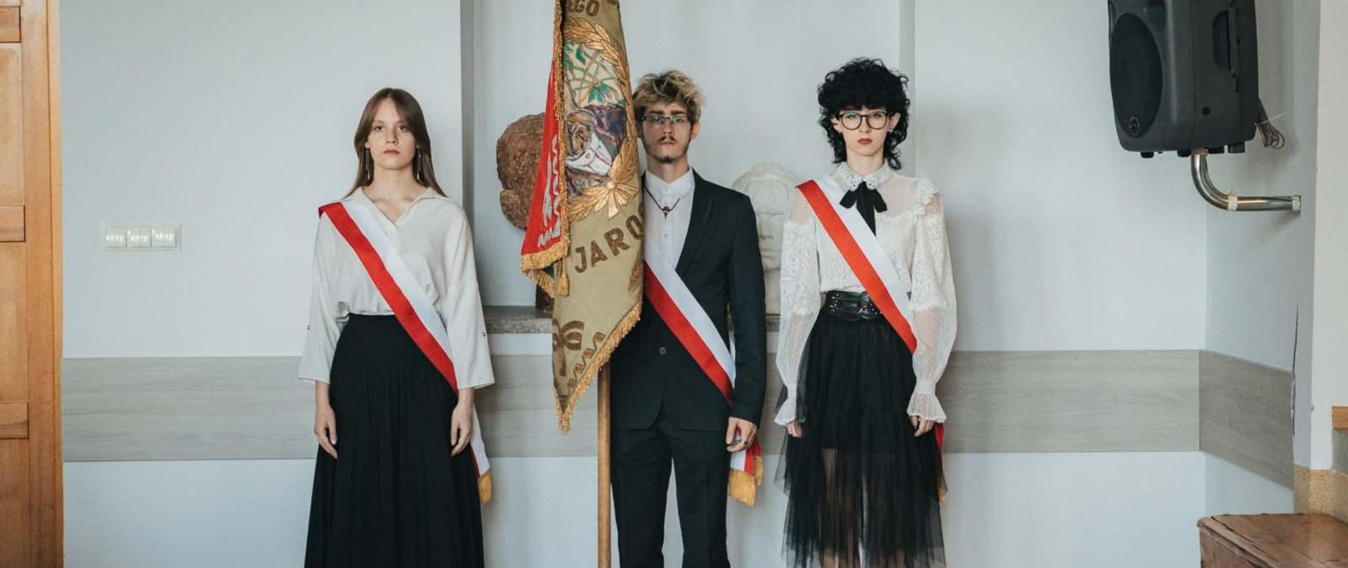 Zdjęcie przedstawia uczniów szkoły z pocztem sztandarowym.