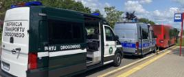Od lewej: oznakowany furgon mazowieckiej Inspekcji Transportu Drogowego i oznakowany furgon Policji. Przed radiowozami stoi autobus, który potrącił pieszą na przejściu dla pieszych. Wszystkie pojazdy stoją w zatoce autobusowej przy ulicy.