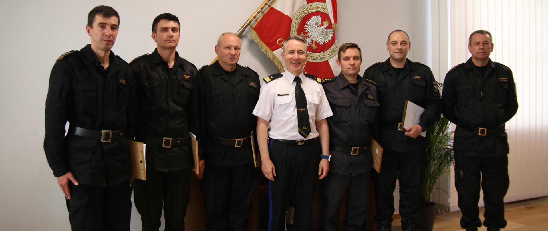 Na zdjęciu wszyscy uczestnicy uroczystości. z komendantem głównym PSP nadbyg. Andrzejem Bartkowiakiem