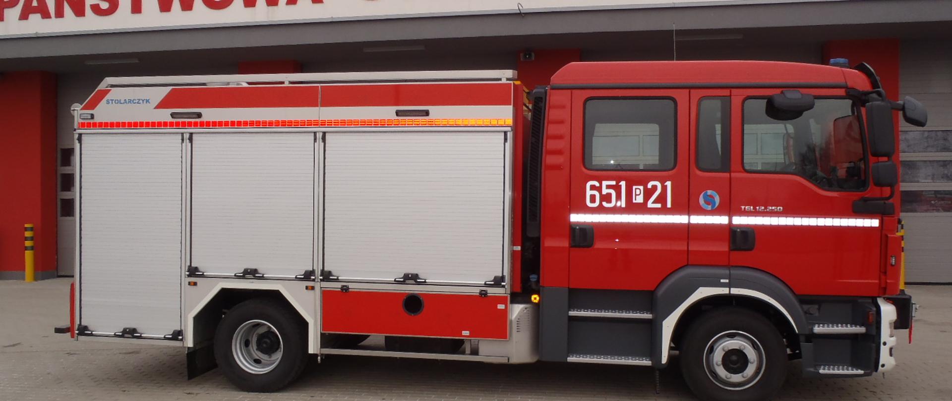 Zdjęcie przedstawia samochód ratowniczo-gaśniczy. 