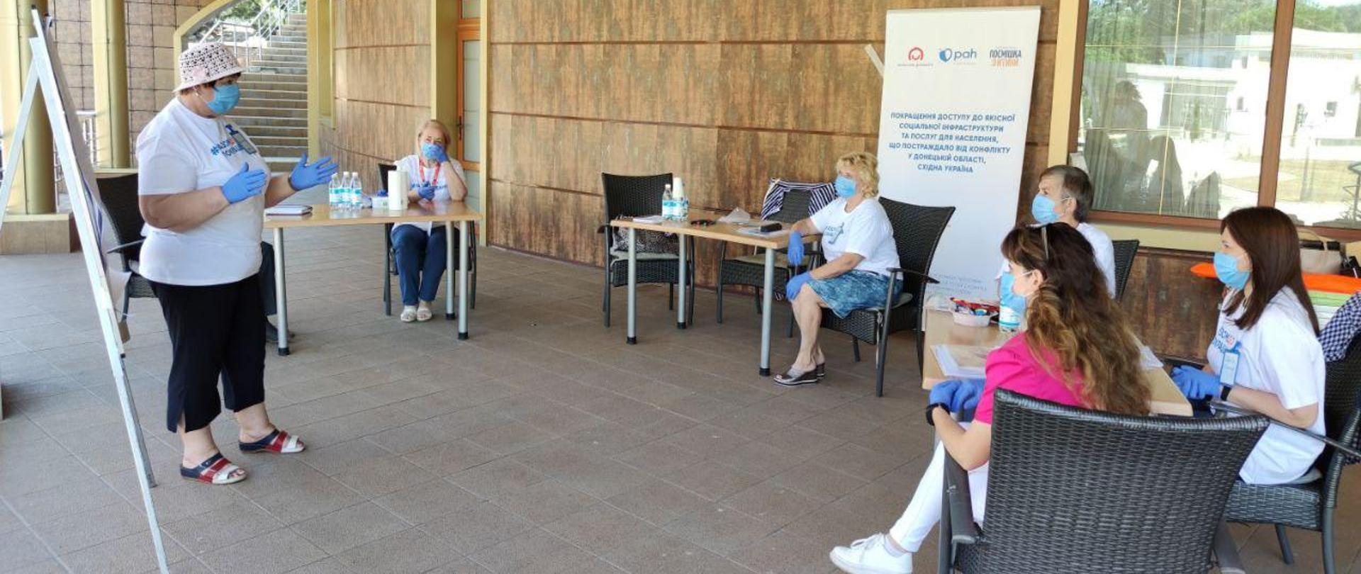 Grupa kobiet siedząca w kółku i szkoląca się